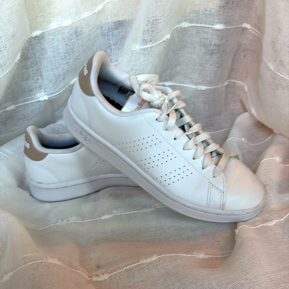 Adidas women’s Sam Smith tennis with tan accent size 7.5